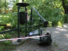 Niebezpieczne zdarzenie na Plantach. Konar spadł na ławkę i latarnię