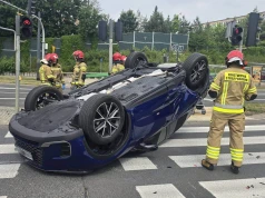 Lexus dachował na skrzyżowaniu w Olsztynie. Wjechał na czerwonym