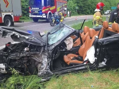 Zderzenie ciężarówki z osobówką. Kierowca uwięziony w samochodzie