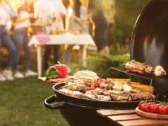 Kiełbasa wciąż króluje. Na grillach Polaków widać jednak nowy trend