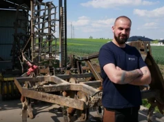 Ma 360 ha i nie kupuje maszyn za miliony. Buduje je sam