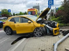 O krok od tragedii w Rzeszowie. Auto zmasakrowane na przejściu dla pieszych