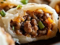 Tak zrobisz pierogi z mięsem bez lepienia. Szybciej i prościej już się nie da