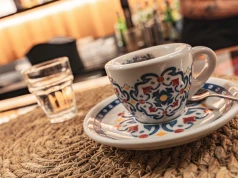 Wiele osób zamawia espresso i nie wie, kiedy wypić wodę. Włoch wyjaśnia