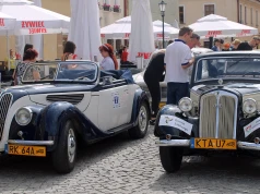 „Te samochody są im starsze, tym lepsze” – tarnowski Rynek wypełniły klasyki motoryzacji