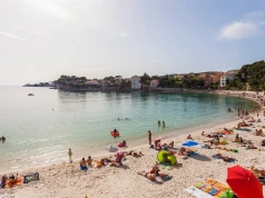 Wysiadasz z pociągu i jesteś na rajskiej plaży. Miejsce zachwyca turkusową wodą