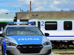 ​Porsche pod pociągiem. Za kierownicą siedział 69-latek