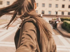 Już nie ramoneska, a ta kurtka króluje na ulicach w 2026. Kobiety oszalały na jej punkcie