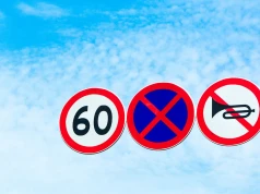 Ten znak nie wybacza nawet krótkiego postoju. Kierowcy wciąż wpadają w pułapkę