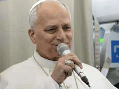 Niewiarygodne sceny. W samolocie pojawił się papież Leon XIV. W jego kierunku padło jedno pytanie