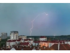 Nadciągają burze z gradem i silny wiatr. IMGW wydał alert dla 7 województw