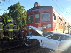 Porsche wjechało wprost pod pociąg. Za kierownicą siedział 69-latek