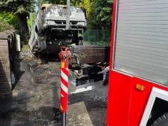 Nocny pożar samochodu elektrycznego w Mysłowicach. Strażacy od wielu godzin schładzają baterię