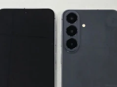 Samsung Galaxy S26 FE na pierwszym zdjęciu. Uwagę zwraca nietypowo zaprojektowany aparat