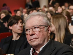 Krzysztof Zanussi doznał wypadku na planie filmu. Film kończył ze szpitala