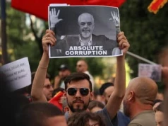 „Rewolucja flamingów”. Edi Rama kpi z protestów