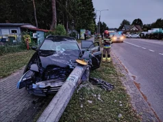 Okuninka: latarnia „zatrzymała” pijanego 19-latka w Audi. Uciekał przed policjantami i rozbił kilka pojazdów