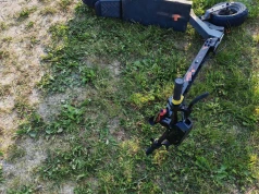 Dwie 14-latki jechały na elektrycznej hulajnodze i się wywróciły. Nie miały założonych kasków