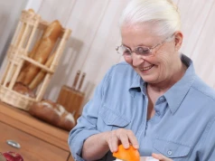 Seniorzy pokochali ten owoc. W czerwcu kosztuje grosze