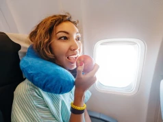 Jedzenie w samolocie pod lupą. Co wolno wnieść na pokład Ryanaira, TUI i easyJet, a czego lepiej unikać?