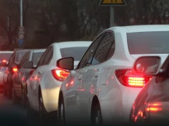 Czy można jechać na światłach awaryjnych? Ten błąd podczas holowania może kosztować nawet 300 zł