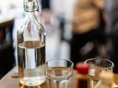 0,5 litra darmowej wody. Ma być obowiązkowe