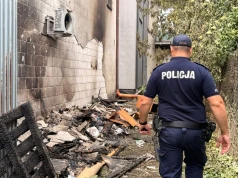 Policjanci ustalają przyczyny pożaru pojemnika na odpady oraz składowanych przedmiotów, które znajdowały się kilka metrów dalej. Uszkodzony budynek
