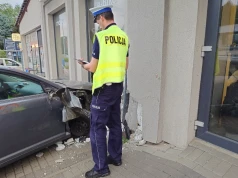 Z ostatniej chwili: Nietrzeźwy skosił słupki, znaki drogowe i uderzył w sklep – foto