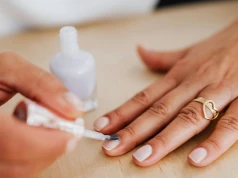 Manicure w stylu włoskim. Prosty trik wydłuża paznokcie i wysmukla dłonie