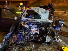 Straszny wypadek w Poznaniu. Z auta aż wyrwało silnik. Dwie osoby w ciężkim stanie