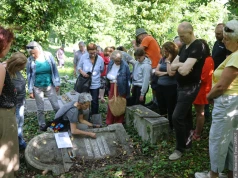 Spacer po starym cmentarzu żydowskim połączył historię z przyrodą. O nagrobkach opowiadała Irena French, o roślinach Stanisław Kawecki