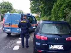 Chwiejnym krokiem do auta, zygzakiem po ulicy. Strażnicy miejscy zatrzymali pijanego kierowcę na os. Grunwaldzkim