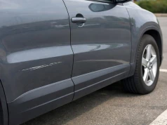 Samochód zarysowany na parkingu. Co zrobić, jak się zachować?