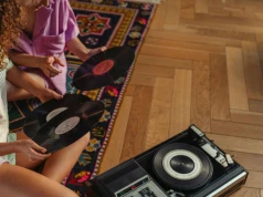 Muzyka, która łączy pokolenia. Jakie utwory z dawnych lat wciąż nucą nasze dzieci?