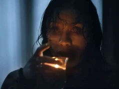 Pełna scena ze świecą z horroru Martwe zło: Ogień. Boli od samego patrzenia