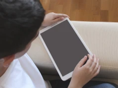Uczniowie mają więcej technologii niż kiedykolwiek. Problem w tym, że nie zawsze uczą się dzięki niej lepiej