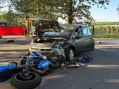 Groźne zderzenie samochodu z motocyklem. 29-latkę zabrał śmigłowiec LPR