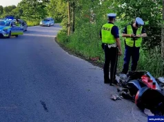 Zderzenie motocykla z motorowerem. 62-latek nie żyje, 29-latek bez uprawnień w szpitalu