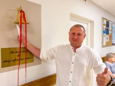 Dźwięk, który daje nadzieję. Dzwon Zwycięstwa rozbrzmiał na oddziale chemioterapii w Raciborzu