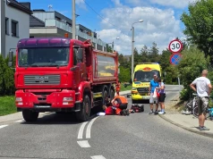 Rowerzysta wpadł pod ciężarówkę w Lipniku. Miał dużo szczęścia