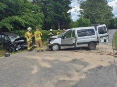 Kolejne czołowe zderzenie. 85-latek zjechał na przeciwległy pas, cztery osoby w szpitalu