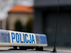 Samochód uderzył w drzewo i stanął w płomieniach. Policja znalazła trzy ciała