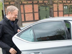 Czym jeździ Tusk, Mentzen i Zandberg? Sprawdzamy auta polityków