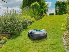Sam kosi, sam wraca, sam się chowa przed deszczem. Robot Gardena taniej na lato