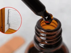 Masz w łazience czarny nalot? Apteczny płyn za kilkanaście złotych zmyje go bez śladu