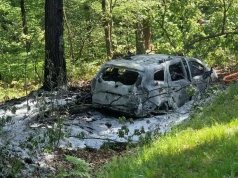 Dacia wypadła z drogi i uderzyła w drzewo. Pojazd stanął w płomieniach, kierowca zginął na miejscu