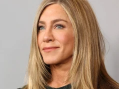 Jennifer Aniston zachwyca w sukience midi. Fason dobrze modeluje sylwetkę