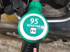 Zapytałem mechaników, czy benzyna E10 niszczy silnik. "Do swojego bym jej nie nalał"