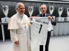 Prezes Realu Florentino Perez wręczył papieżowi koszulkę z jego imieniem