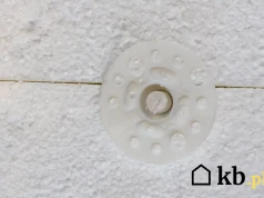 Wielu inwestorów robi ten błąd przy ocieplaniu. Styropian może odpaść od ściany